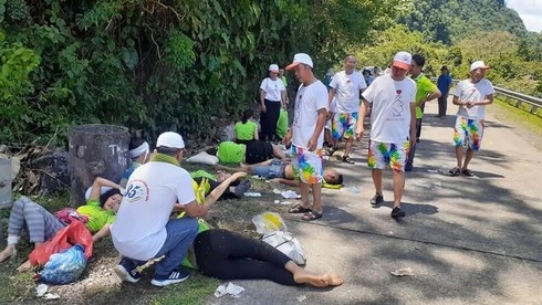 Bus turns turtle in central Vietnam, 8 die, dozens injured